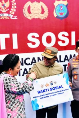 Titiek Soeharto dan Kapolri Serahkan Bantuan Kemanusiaan Kepada Korban Bencana Ekologis Tapteng