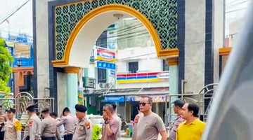 Dukung Program Jakarta Asri, Jajaran Polsek Cikarang Barat Melaksanakan Bersih-bersih di Masjid Jami’ Nurut Taqwa