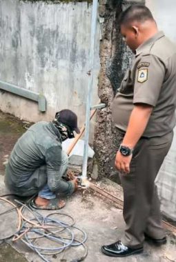 Satpol PP Cibungbulang Tindak Tegas Pengelola Wisata, Buang Sampah ke Sungai di Cibatok ‎