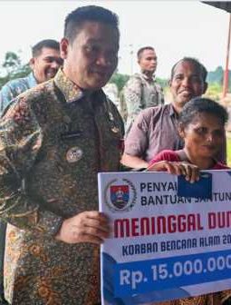 Bupati Humbahas Salurkan Bantuan Santunan Korban Bencana Alam di Pakkat