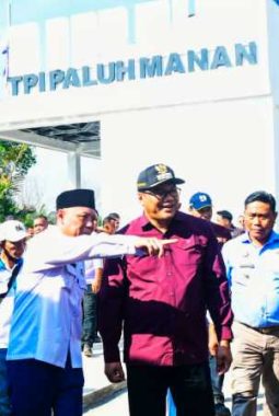 Bupati Tinjau TPI Paluh Manan Sekaligus Serahkan Bantuan RTLH