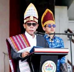 Upacara Hardiknas, Bupati Tapteng Serahkan Piagam penghargaan