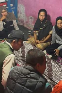 Wali Kota Bogor Takziah ke Rumah Korban Longsor di Pasirjaya, Sampaikan Duka Mendalam