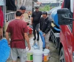 Banjir Melanda Warga Bekasi, Perumda Tirta Bhagasasi Salurkan Bantuan Air Bersih