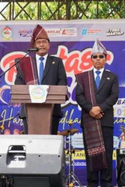 Pemkab Toba Rayakan Hardiknas 2025, Bupati Ajak Tingkatkan Mutu Pendidikan dan Lestarikan Budaya