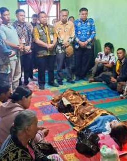 Pemkab Humbahas Melayat ke Rumah Duka Korban Hanyut di Parlilitan