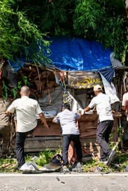 Melanggar dan Bikin Macet, Satpol PP Tertibkan Lapak PKL di Sepanjang Jalan Raya Leuwisadeng