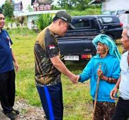 Semangat Gotong Royong, Bupati dan Ketua TP-PKK Humbahas Pimpin Aksi Kebersihan di Desa Lobutolong
