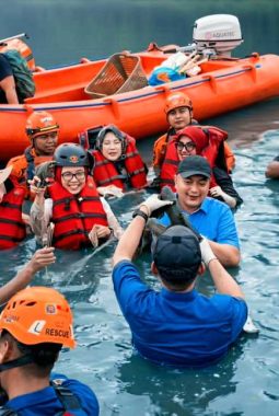 Tangkap Ikan Sapu-Sapu di Tengah Hujan, Forkopimda dan Warga Jaga Ekosistem Setu Citatah