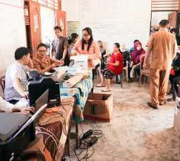 Program Jemput Bola, Disdukcapil Kab. Toba Layani Ratusan Warga Desa Meranti Timur