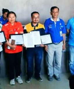 Kadis Dukcapil Humbahas Berikan Penghargaan Pegawai Terbaik Triwulan I Tahun 2026