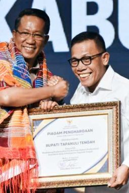 Bupati Tapteng Terima penghargaan dari Kementerian Hukum