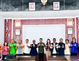 Bupati Humbahas Buka Sosialisasi Penguatan Kelembagaan dan Pengelolaan Keuangan Partai Politik