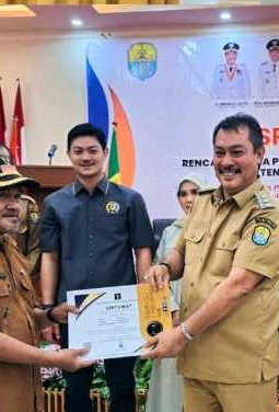 Kades Pallakawe Usman Bandung Menerima Sertifikat NLP dari Bupati Tolitoli Amran Hi. Yahya