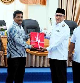 Wabup Mahmud Efendi Serahkan Ranperda Pertanggungjawaban Pelaksanaan APBD 2025 ke DPRD
