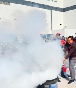 Disdamkar Kabupaten Bekasi bersama Petugas Pusat Perbelanjaan Melakukan Pelatihan APAR dan Evakuasi