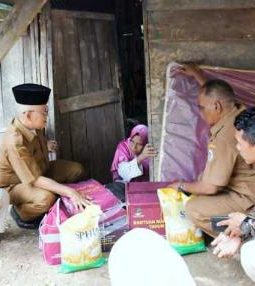 Pemkab Tapteng Salurkan Bantuan untuk Warga Penyandang Disabilitas