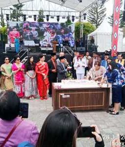 Bupati Humbahas Didampingi Letnan Jenderal TNI (Purn) Hinsa Siburian, RE Nainggolan dan Manaek Hutasoit Terima Kue HUT ke-23