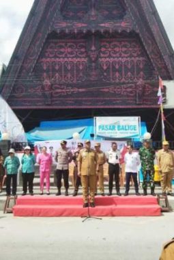 Gerakan Nasional Pembagian 10 Juta Bendera Merah Putih Digelar di Pasar Balige