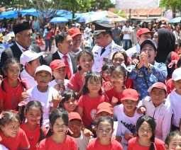 Ditengah Kesibukan HUT RI, Bupati Humbahas Berbaur dan Manortor Bersama Lansia