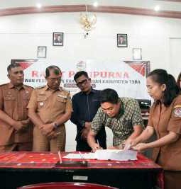 Pemkab dan DPRD Kabupaten Toba Tandatangani Persetujuan Ranperda P.APBD 2026