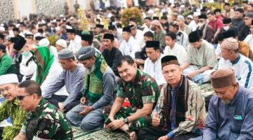 Kadisporapar Ikuti Sholat Istisqa Berjamaah di Masjid Agung Darunnajah Putussibau