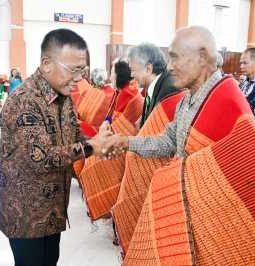Hadiri Perayaan HUT ke-49 HKBP Pandan Kota, Bupati Tapteng Ulosi Puluhan Jemaat Lansia