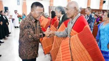 Hadiri Perayaan HUT ke-49 HKBP Pandan Kota, Bupati Tapteng Ulosi Puluhan Jemaat Lansia