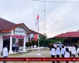 Marusaha Lumbantoruan Anggota KPU Kabupaten Humbang Hasundutan Pimpin Apel Pagi