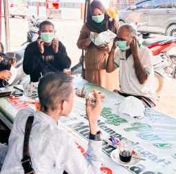 Antisipasi Resiko Penurunan Kualitas Udara, Dinkes Tapteng Bagikan Masker