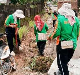 ASN Pemkab Tapteng Gotong Royong Bersihkan Material Sisa Banjir