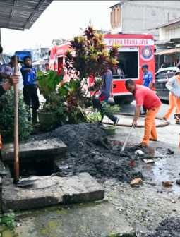 Damkar Humbahas Melakukan Penyemprotan Saluran Air yang Tersumbat Sampah dan Lumpur