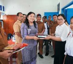 Pemkab Toba Dorong Kemandirian Ekonomi Lewat Pelatihan Suvenir Kain Ulos