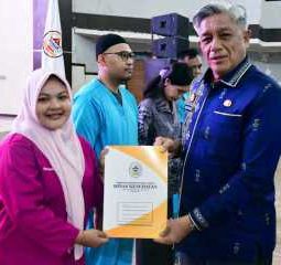 Pemkab Tapteng Serahkan 247 SK Pegawai BLUD Puskesmas