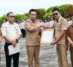 Kecamatan Baktiraja Terbaik, Bupati Humbahas Berikan Piagam Penghargaan